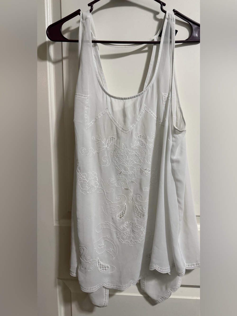 Torrid 2X White Embroidered Sleeveless Tunic Top